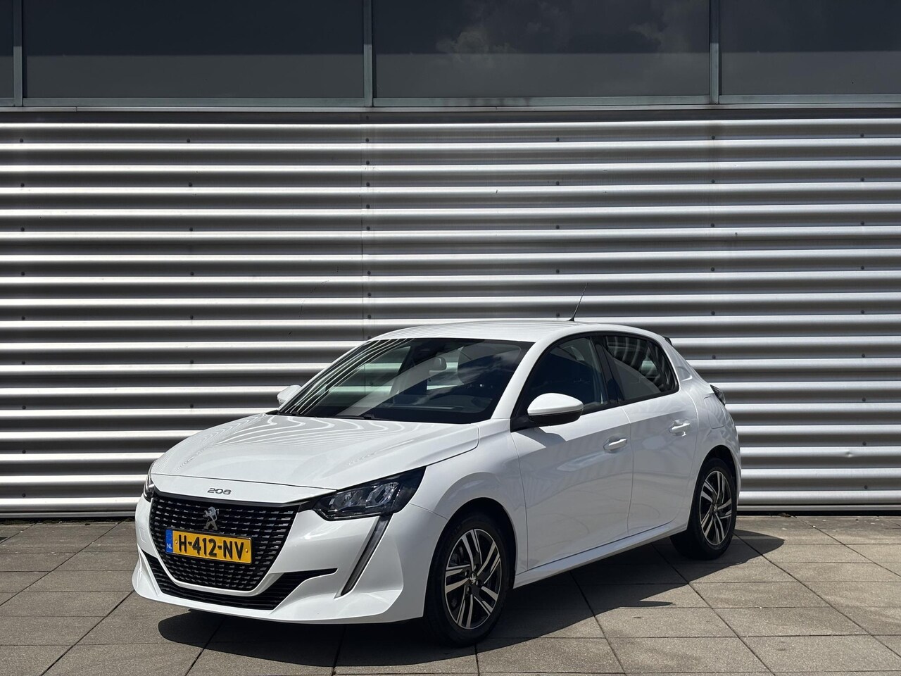 Peugeot 208 - 1.2 PureTech Allure 100 PK | Handgeschakeld | Climate Control | NL Auto | Parkeersensoren - AutoWereld.nl