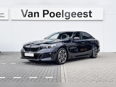 BMW 5-serie - Sedan 520i | Stoelventilatie | Trekhaak | Panoramadak | Comfort Pack |