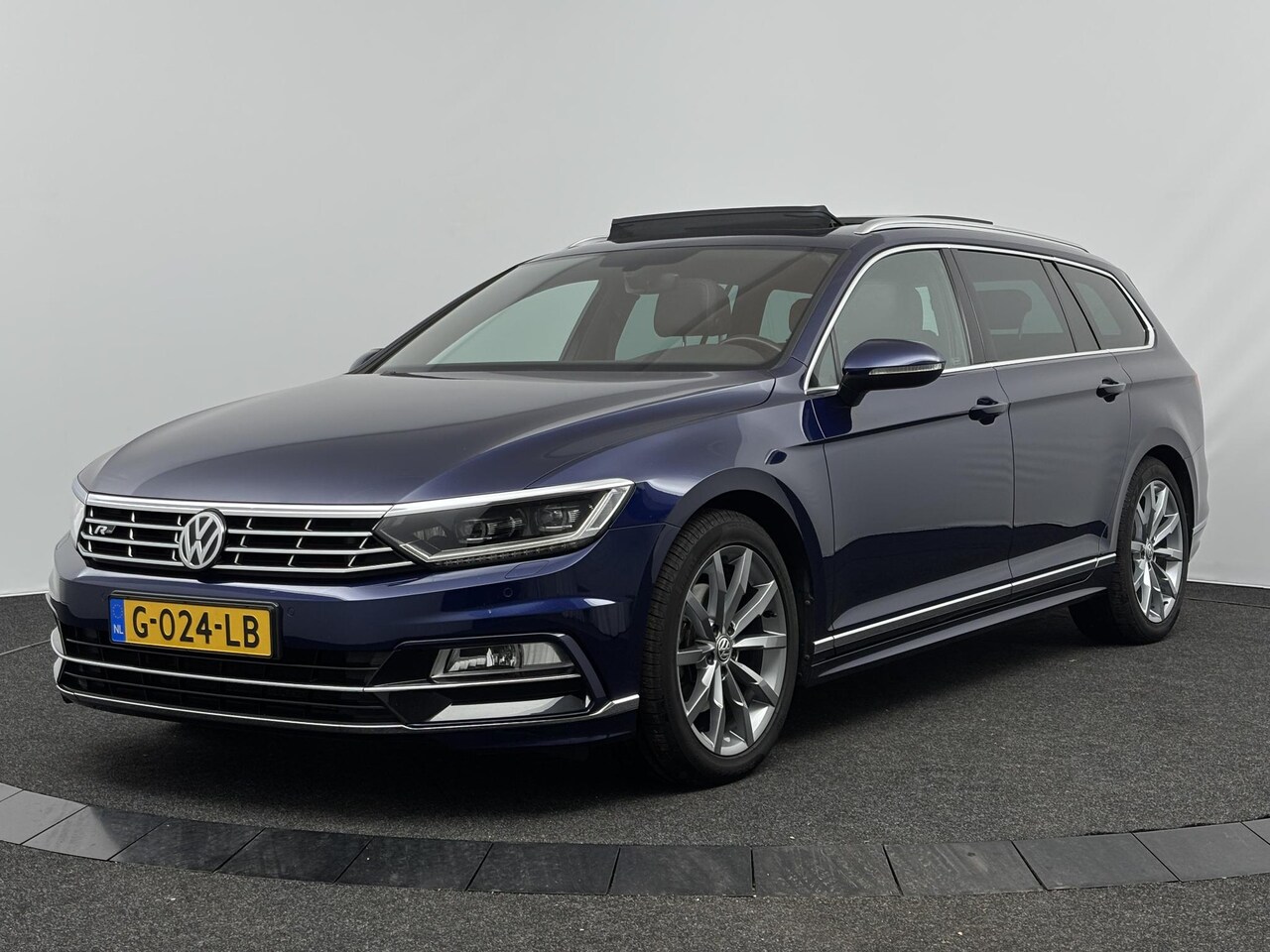 Volkswagen Passat Variant - 1.5 TSI 150pk DSG R-Line Business | Trekhaak | Panoramadak | Leder | - AutoWereld.nl