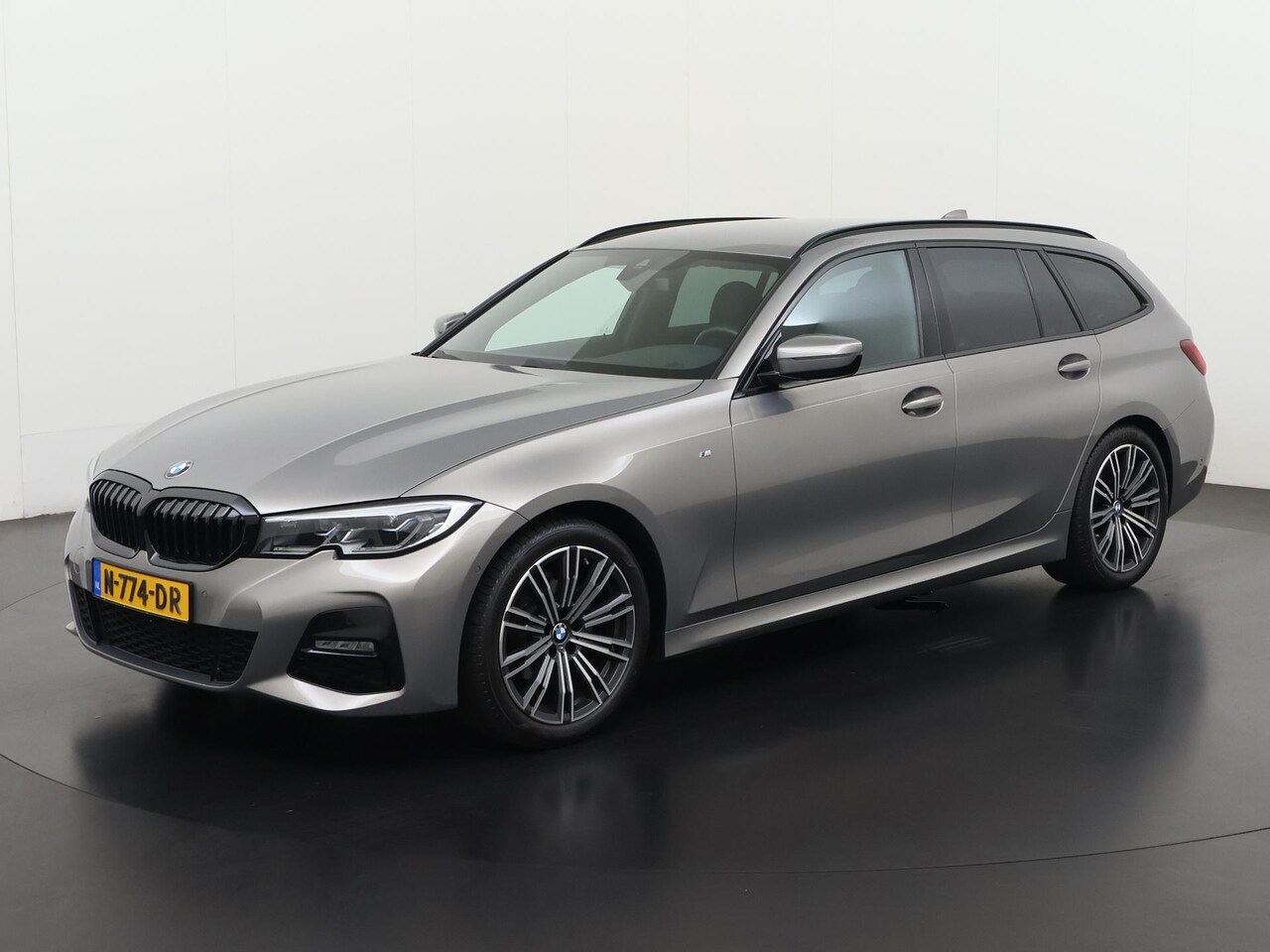 BMW 3-serie Touring - 318i Business Edition Plus M Sport | Leder | Elekr. Achterklep | Camera | Digital Cockpit - AutoWereld.nl