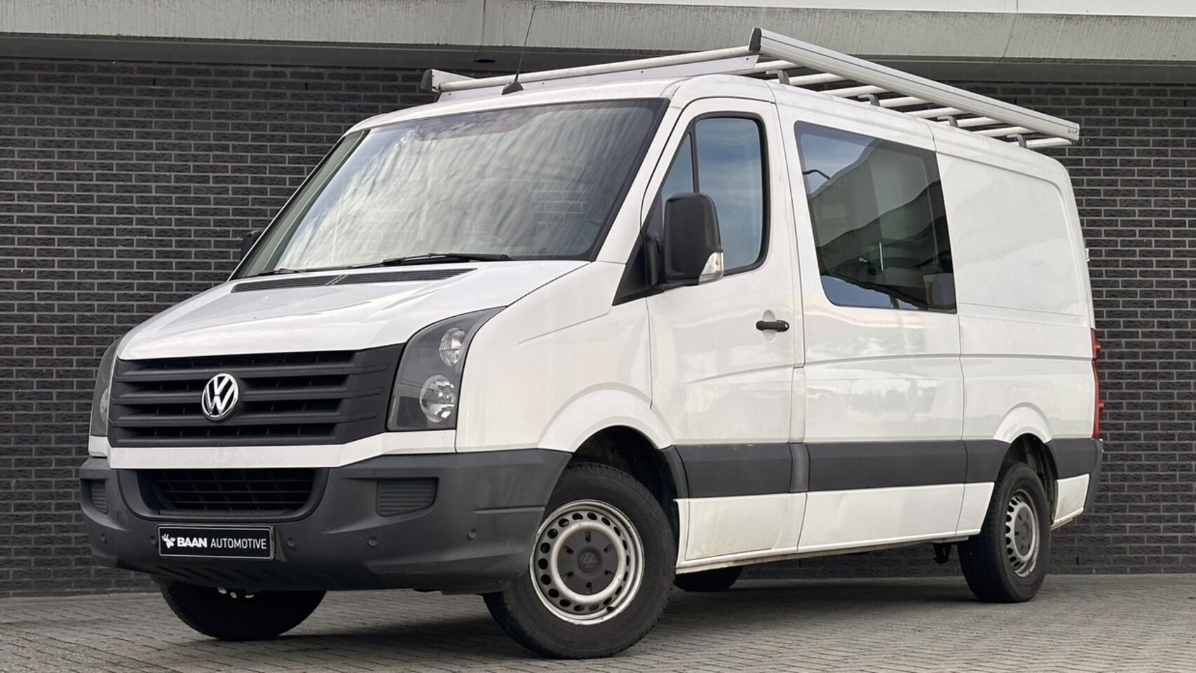 Volkswagen Crafter - 35 2.0 TDI L2H1 DC | Imperiaal | PDC | Airco | Trekhaak | Radio - AutoWereld.nl