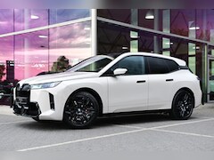 BMW iX - xDrive45 M Sport / Panoramadak Sky Lounge / Trekhaak / M Multifunctionele Stoelen / Parkin