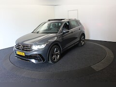 Volkswagen Tiguan - 1.5 TSI R-Line EL Trekh+aKlep Pano dodeh det Virtual Camera Zwarte hemel bkl