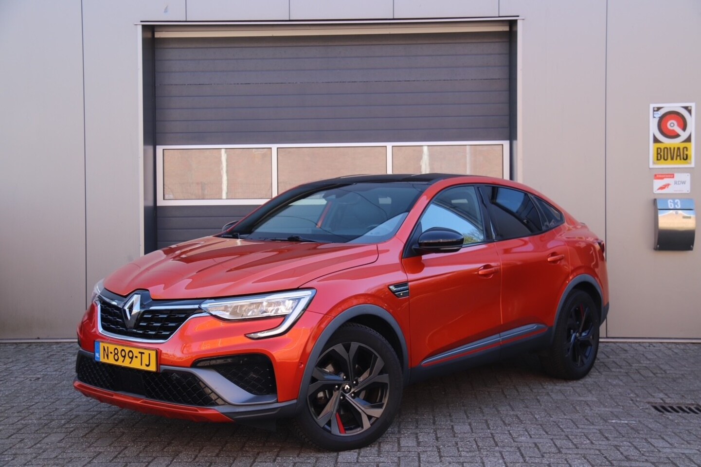 Renault Arkana - 1.6 E-Tech Hybrid 145 R.S. Line Orange Valencia, Stoel & Stuurverwarmd, Camera, Navi - AutoWereld.nl