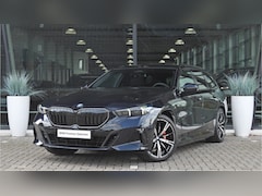 BMW 5-serie Touring - 530e M Sport Automaat / Panoramadak / Trekhaak / Parking Assistant Plus / Adaptieve LED /