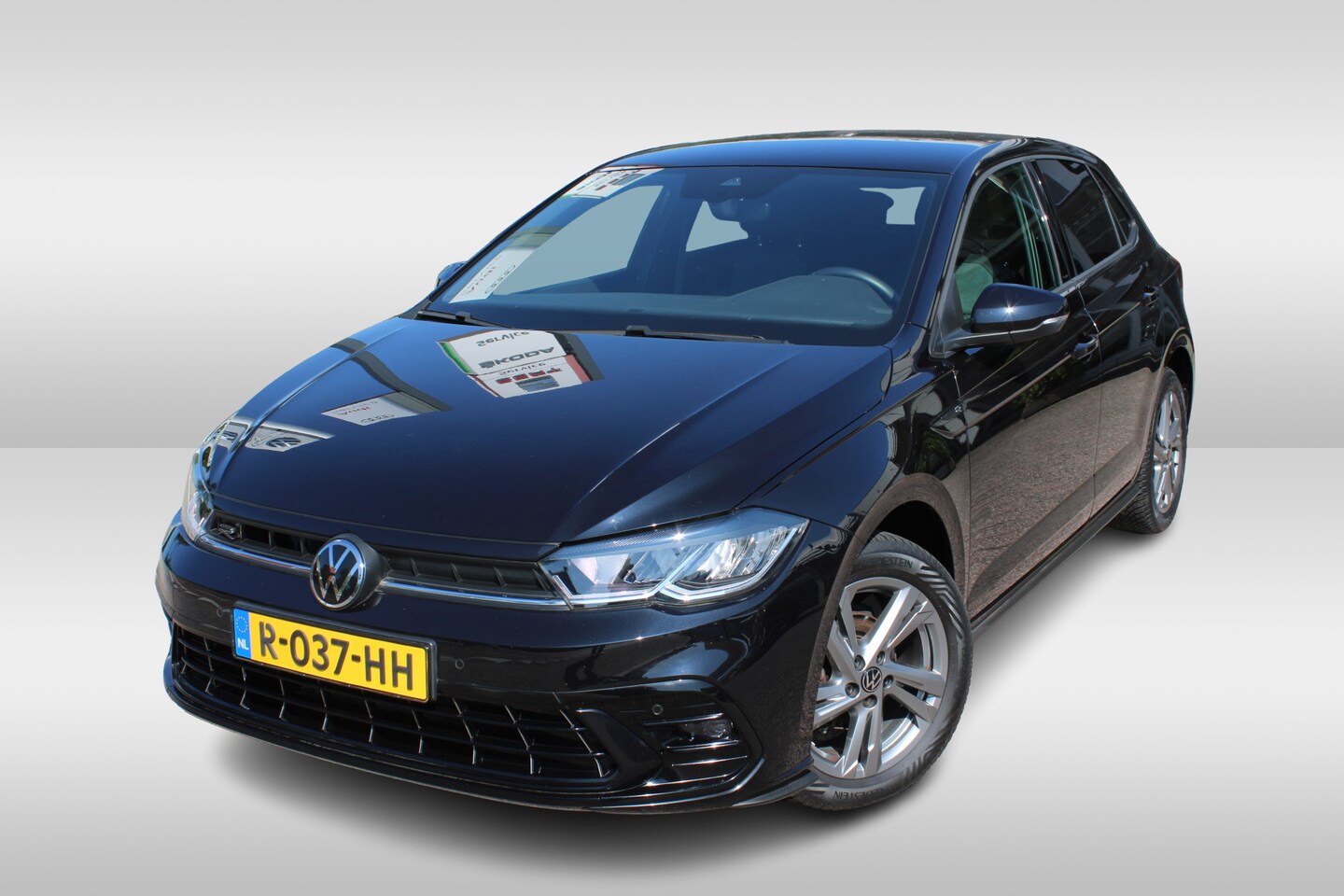 Volkswagen Polo - 1.0 TSI 95pk R-Line / Navigatie by APP / LM 16 inch / Parkeersensoren / LED / Digital cock - AutoWereld.nl