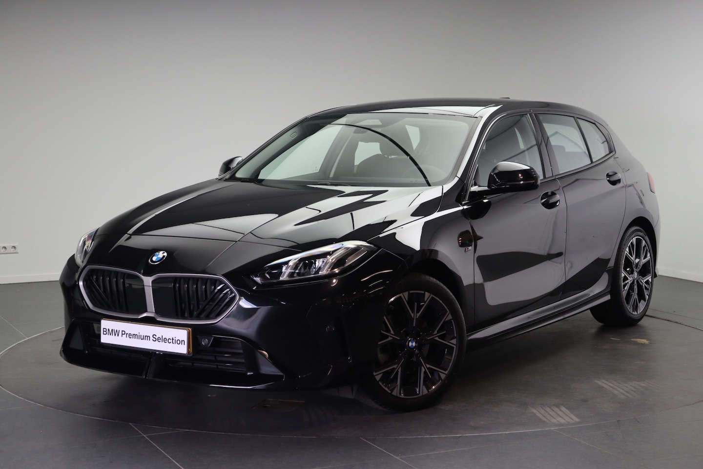 BMW 1-serie - 120 M Sport Automaat / Sportstoelen / Achteruitrijcamera / Stuurverwarming / PDC - AutoWereld.nl
