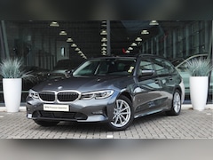BMW 3-serie Touring - 318i High Executive Automaat / Panoramadak / Trekhaak / Sportstoelen / Achteruitrijcamera