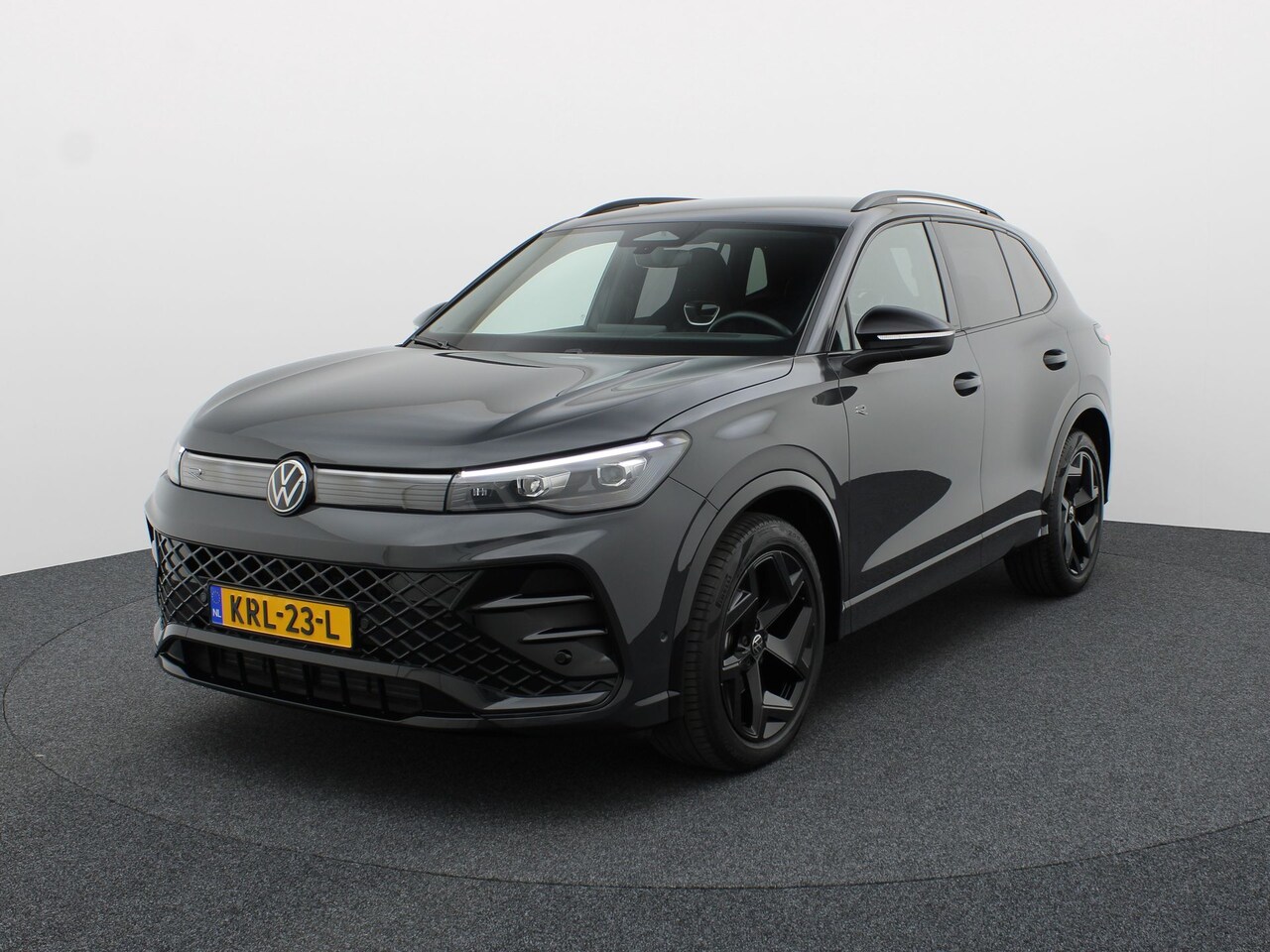 Volkswagen Tiguan - 1.5 eTSI R-Line Edition | Head Up | Side Assist | Black Style | Prijs Rijklaar!! - AutoWereld.nl