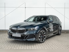 BMW 5-serie Touring - 530e M Sport Automaat / Panoramadak / Trekhaak / Bowers & Wilkins / Stoelventilatie / Comf