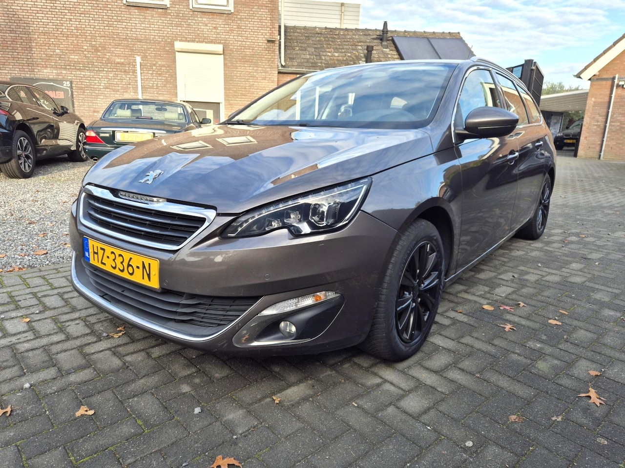Peugeot 308 SW - 1.2 PureTech Allure Automaat Navi Clima Cruise Camera Trekhaak - AutoWereld.nl