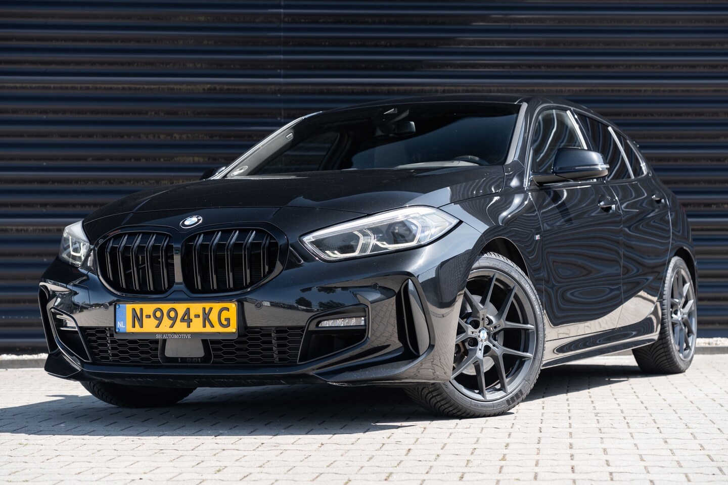 BMW 1-serie - 118i High Executive M sport / CARPLAY / MAXTON / SFEERVERLICHTING / STOELVERWARMING - AutoWereld.nl