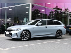 BMW 3-serie Touring - 330e M Sport Automaat / Panoramadak / Sportstoelen / Adaptieve LED / Stuurverwarming / Com