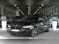 BMW 5-serie Touring - 530e xDrive Automaat / Panoramadak / Trekhaak / Laserlight / Achteruitrijcamera / Comfort
