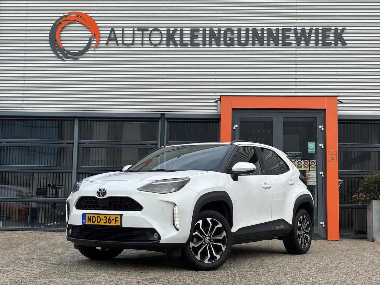 Toyota Yaris Cross - 1.5 Hybrid 130 Dynamic / Nieuwe Model / Sensoren Voor + Achter / Camera / Navi / Keyless E - AutoWereld.nl