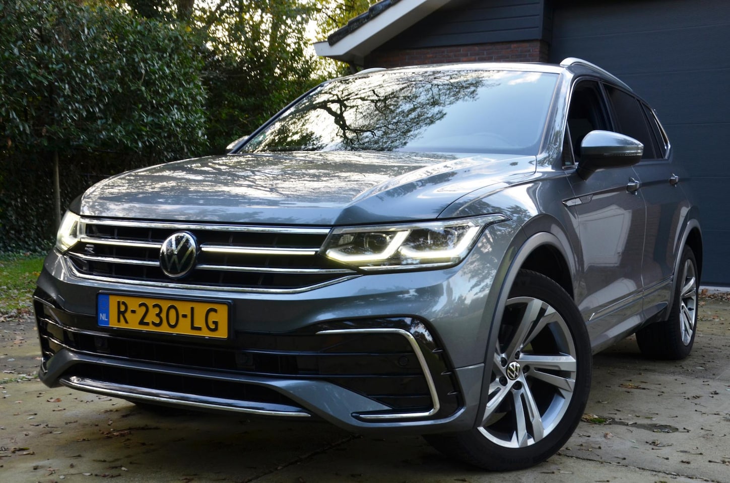 Volkswagen Tiguan Allspace - 1.5 TSI R-Line Business+ 7 Persoons. Automaat/Navi/Pdc/Ecc/Achteruitrijcamera/Panoramadak/ - AutoWereld.nl