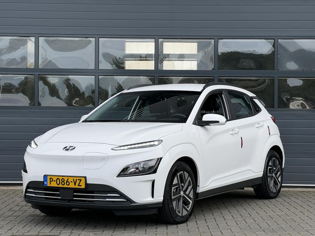 Hyundai Kona Electric - EV COMFORT 64 kWh (99% SOH) I AUTOMAAT I TREKHAAK I APPLE CARPLAY I P-CAMERA - AutoWereld.nl