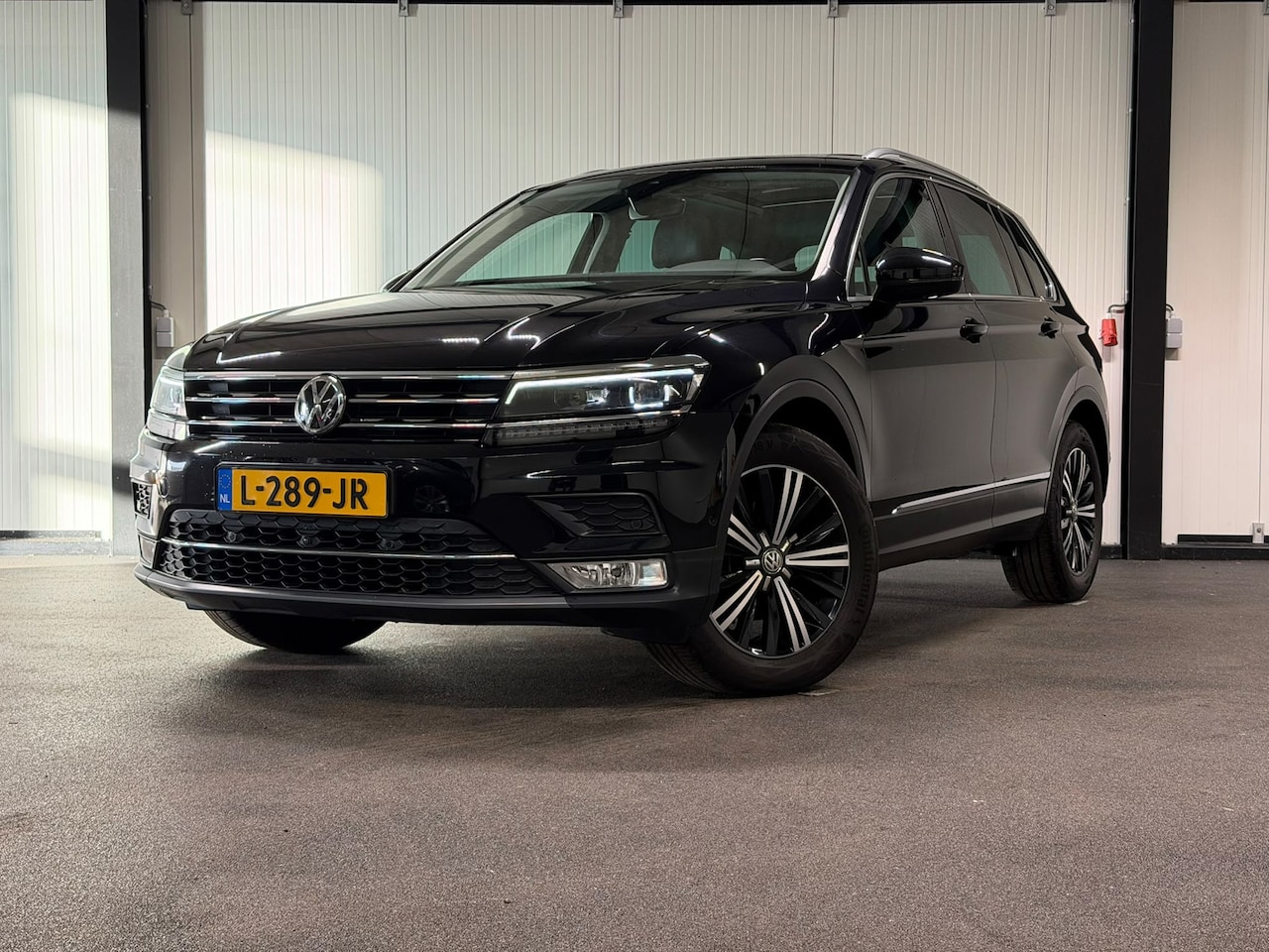 Volkswagen Tiguan - 1.4 TSI ACT DSG Aut Panodak Leder Led 360camera Keyless Virtualcockpit - AutoWereld.nl