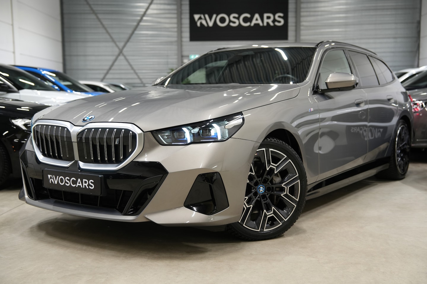 BMW i5 Touring - eDrive40 84 kWh * SoH 96% - Trekhaak - Head Up - 360° - Stoelventilatie - Iconic Glow - AC - AutoWereld.nl