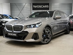BMW i5 Touring - eDrive40 84 kWh * SoH 96% - Trekhaak - Head Up - 360° - Stoelventilatie - Iconic Glow - AC