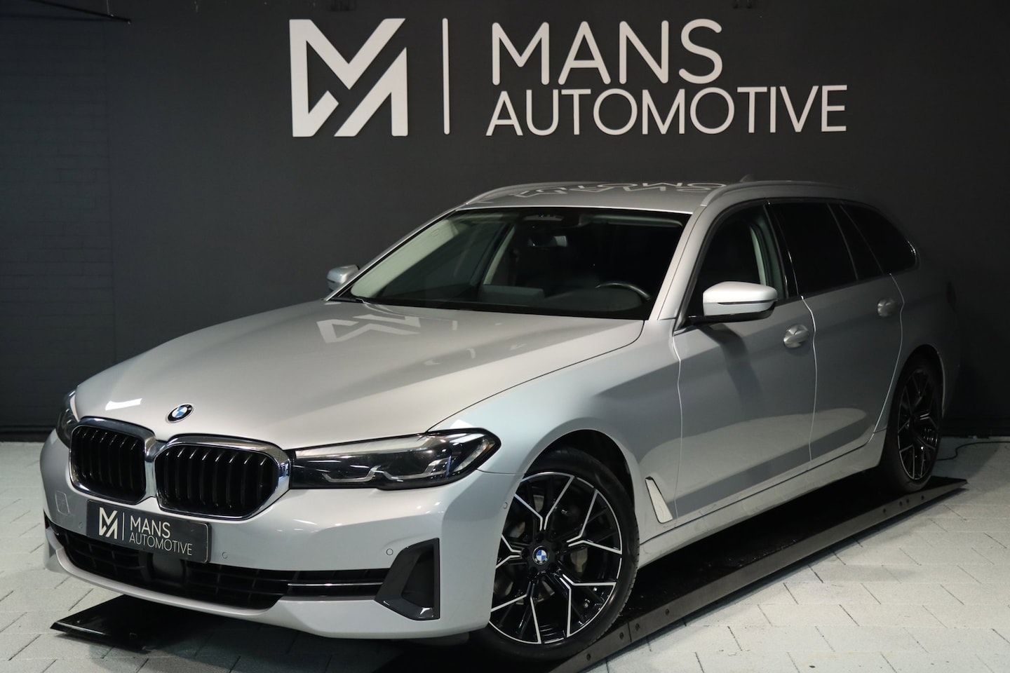 BMW 5-serie Touring - 530i / CAMERA / ACC / LEDER / ELEK-TREKHAAK / STOELVERW - AutoWereld.nl