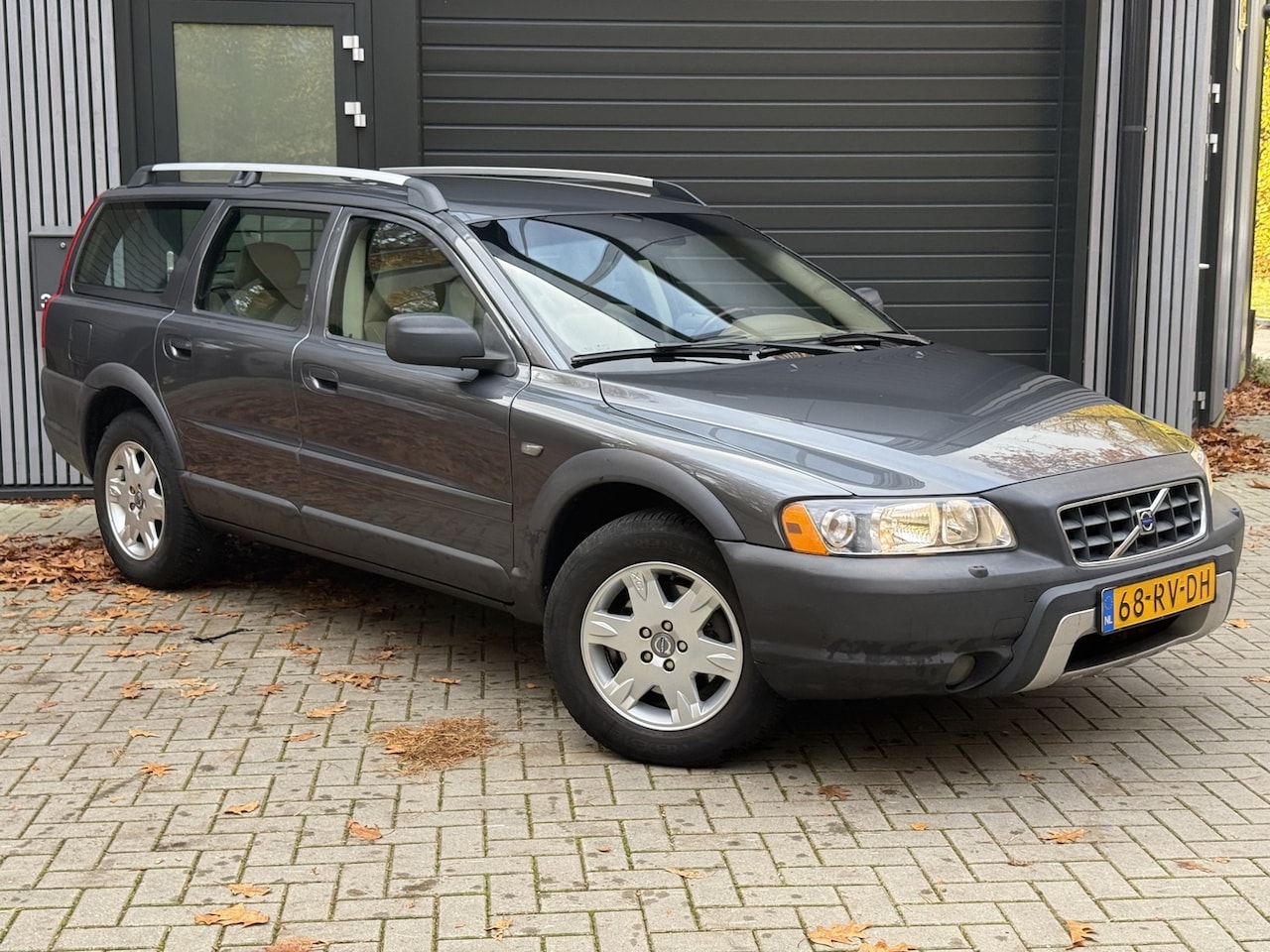 Volvo XC70 - 2.4 D5 AWD Momentum 1e eigenaar | Ruim gedocumenteerd onderhoud | Distributieriem vervange - AutoWereld.nl