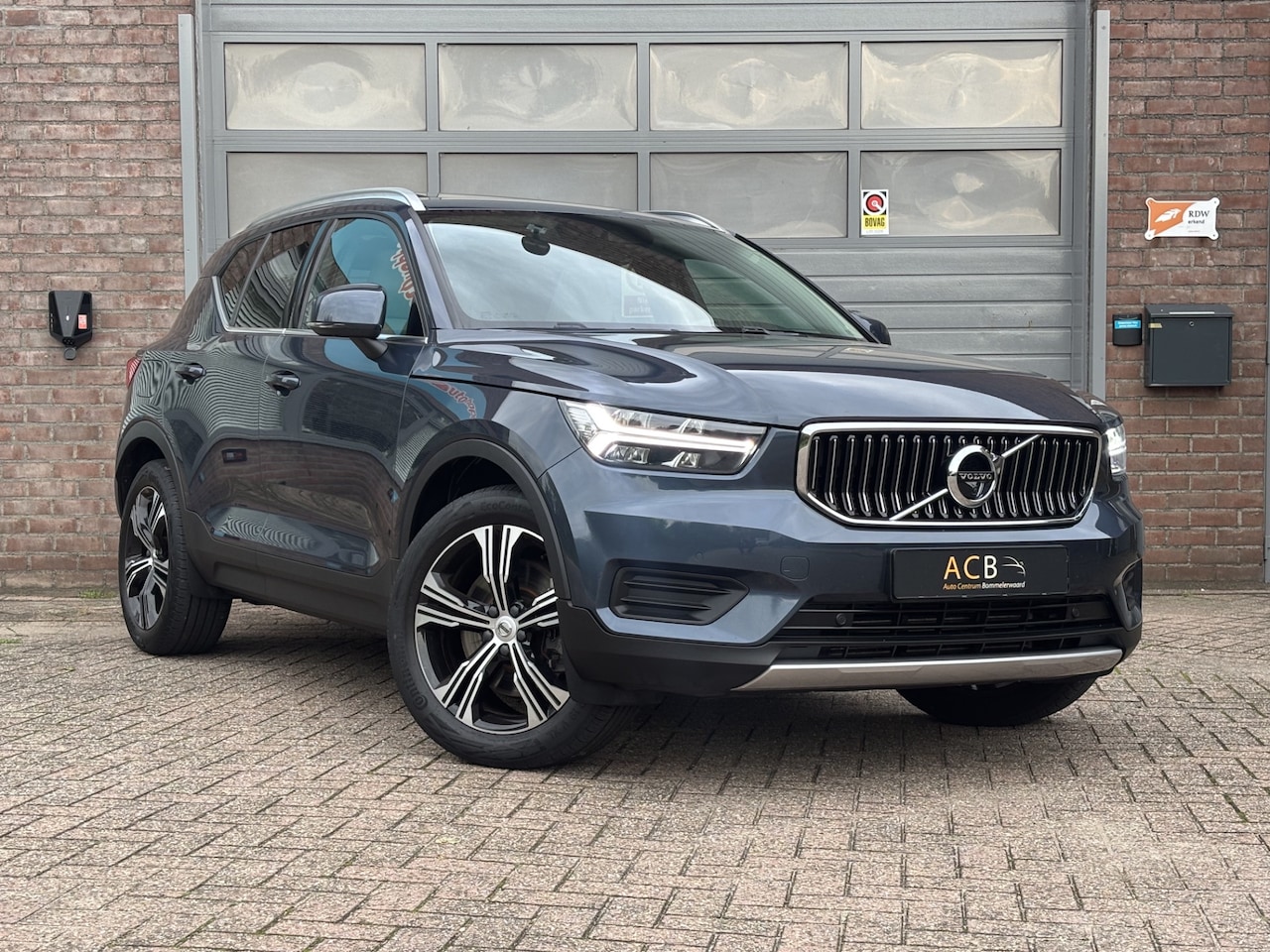Volvo XC40 - 1.5 T4 Recharge Trekhaak Panoramadak Leder Standkachel, Verwarmde voorruit - AutoWereld.nl