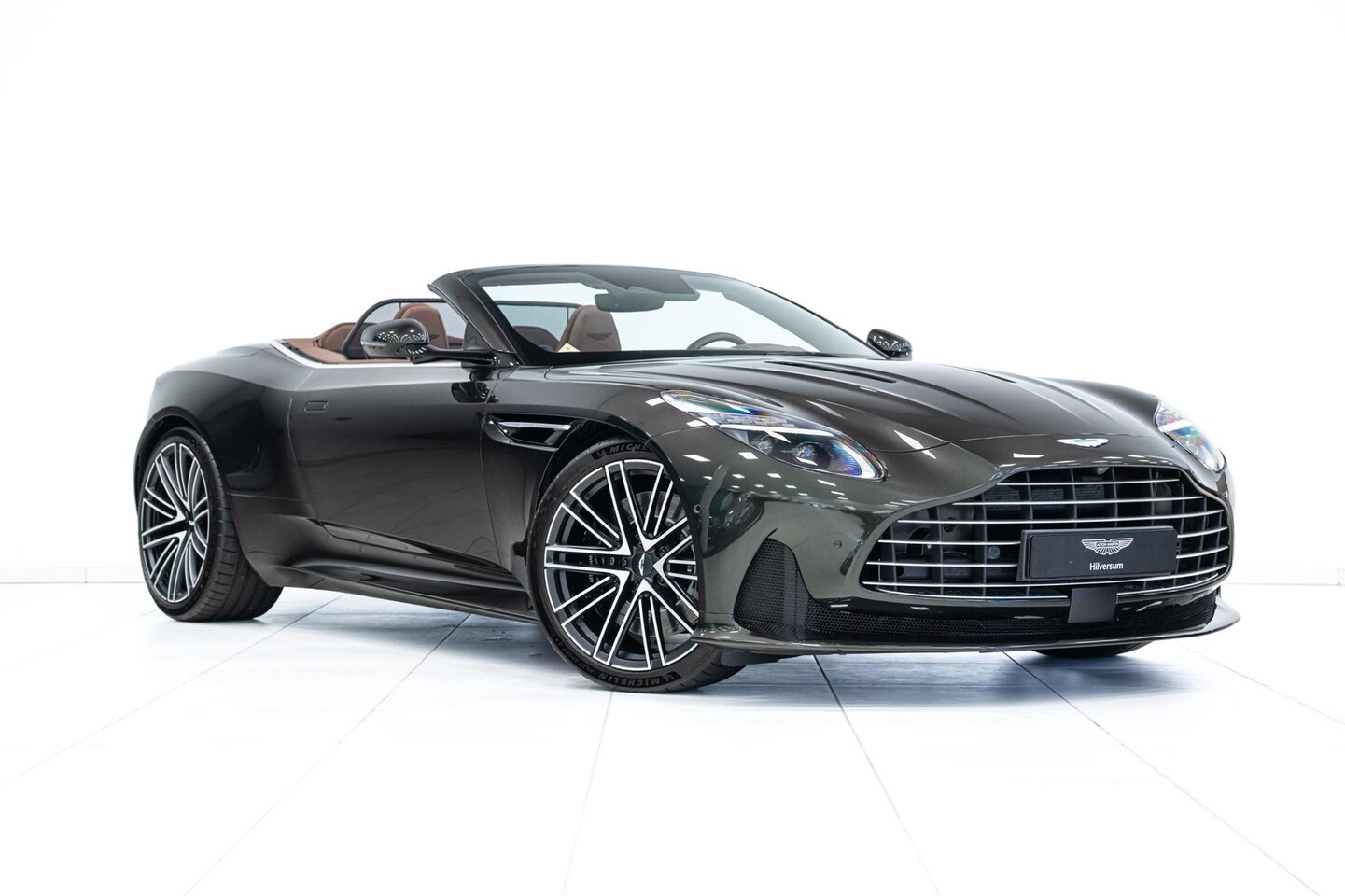Aston Martin DB12 Volante - | Minotaur Green | Havana Tan | Bowers & Wilkins | Incl. BPM | - AutoWereld.nl
