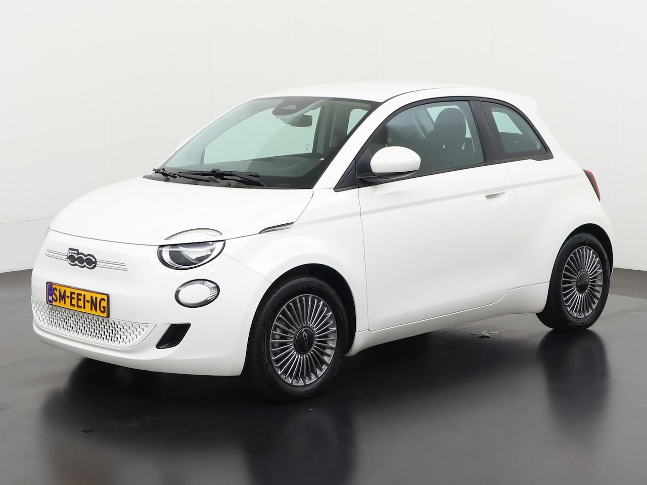 Fiat 500e - Urban 42 kWh | SOH 98% | Apple CarPlay | Keyless | 16" | Zondag Open! - AutoWereld.nl