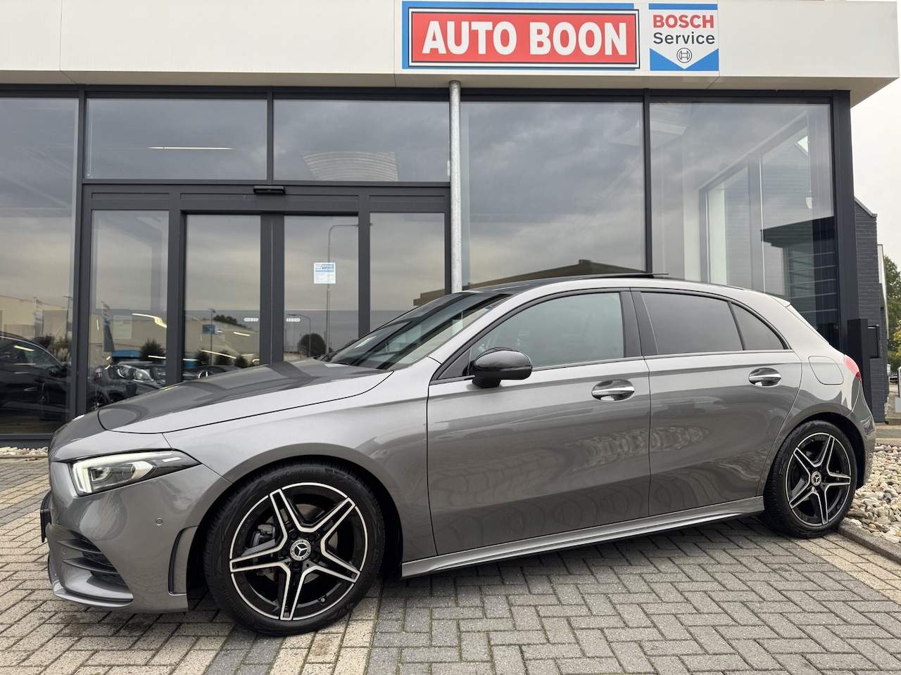 Mercedes-Benz A-klasse - 180 AMG NIGHT PANO/SFEER/MEMORY/BURMESTER/ WIDESCREEN/NAVI/MATRIXLED/2XKEYLESS/CLIMA/STOEL - AutoWereld.nl