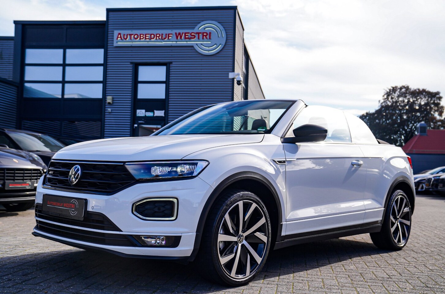 Volkswagen T-Roc Cabrio - 1.5 TSI R-Line | Luxe Leder | Ruitjes leer | Trekhaak | Stoelverwarming | Facelift | Vlak - AutoWereld.nl