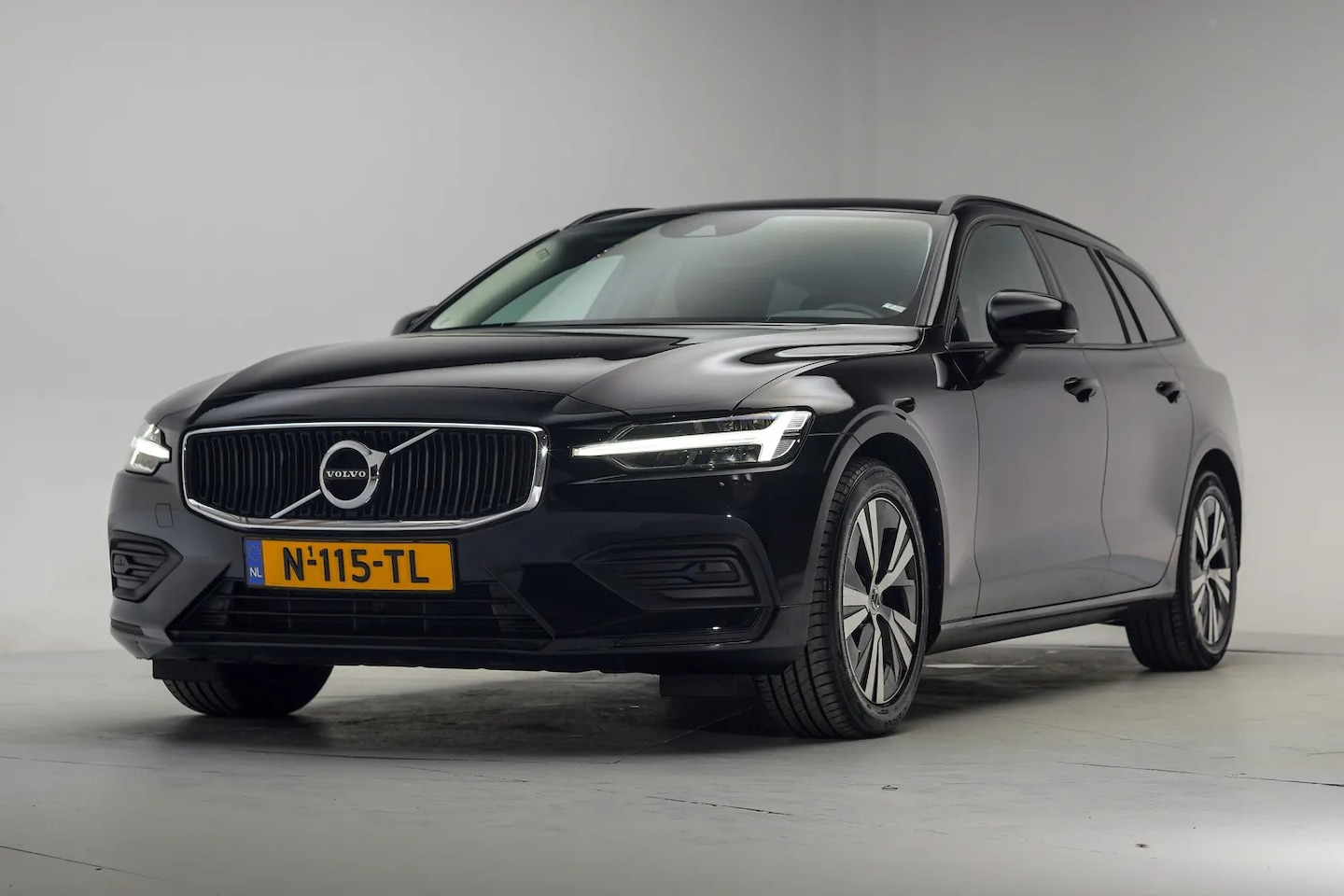 Volvo V60 - B3 Momentum Aut. [ Navi Camera Full LED ] - AutoWereld.nl