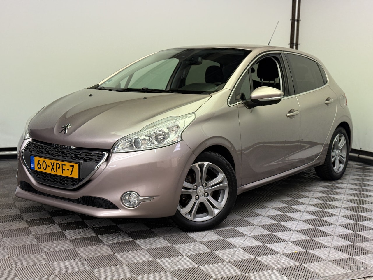 Peugeot 208 - 1.6 VTi Allure 5-drs ECC Navi 1e Eigenaar - AutoWereld.nl