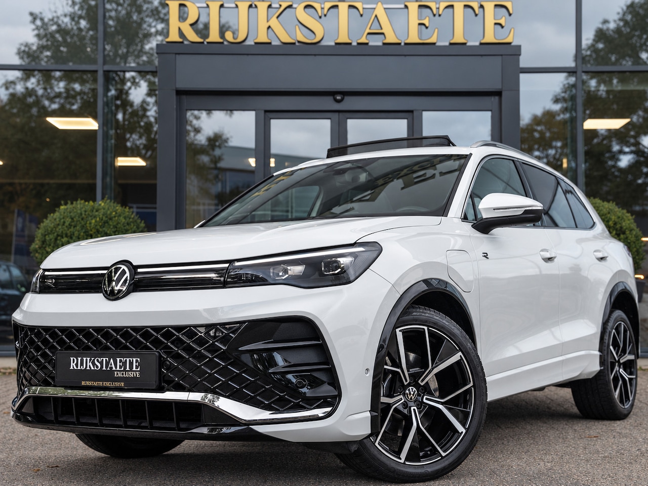 Volkswagen Tiguan - 1.5 eHybrid R-Line|PANO|H&K|MASSAGE|SFEER - AutoWereld.nl