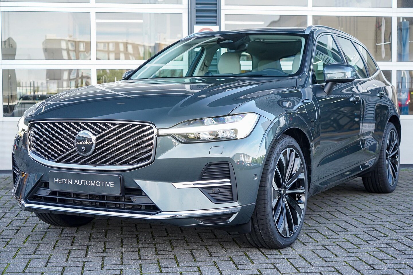 Volvo XC60 - 2.0 T8 Plug-in hybrid AWD Ultra Bright Exec. Ed. | Bowers & Wilkins Audio | Luchtvering | - AutoWereld.nl