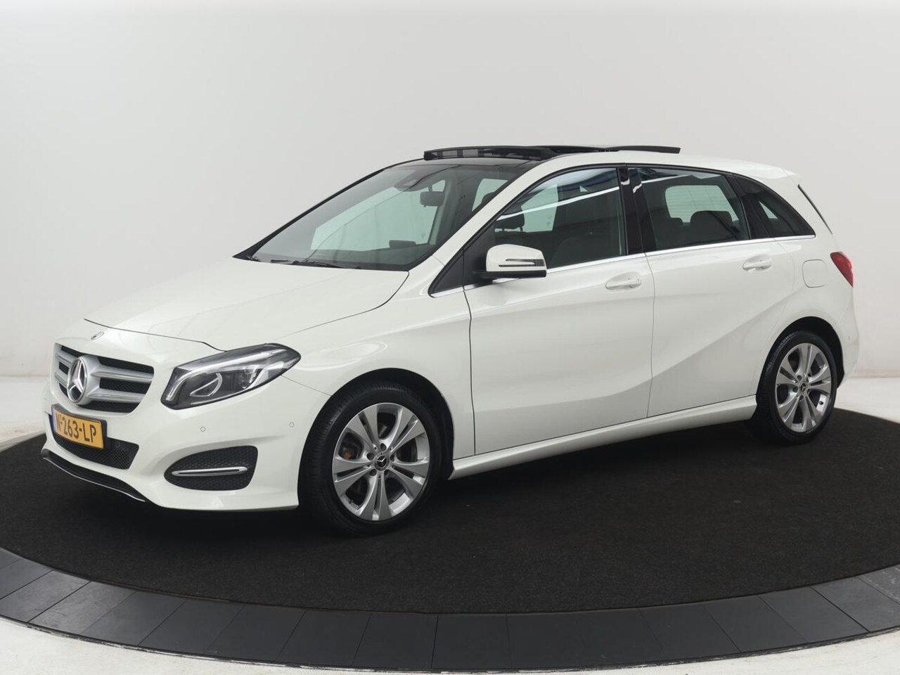 Mercedes-Benz B-klasse - 200 Prestige | Panoramadak | Half leder | Stoelverwarming | Cruise control | Navigatie | B - AutoWereld.nl