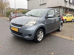 Daihatsu Sirion 2 - 1.0-12V Premium 5 Deurs, Airco. Zeer nette en volledig onderhouden Sirion. Apk 02-09-2027