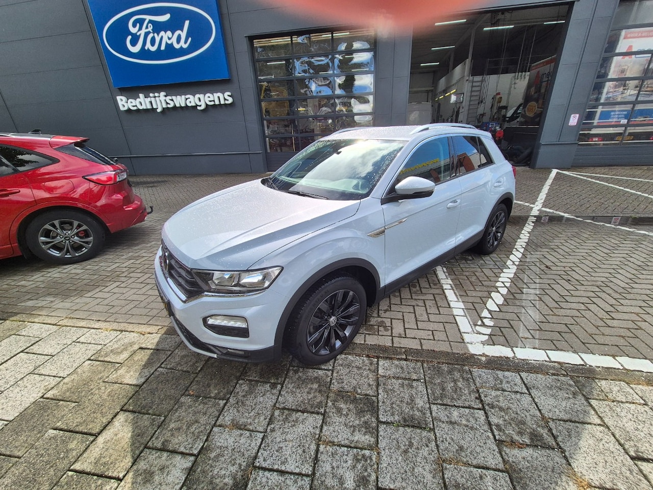 Volkswagen T-Roc - 1.0 TSI Style l Afneem. Trekhaak l Climate Control l 17" Lm-Velgen l Parkeersensoren l Nav - AutoWereld.nl