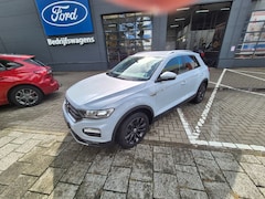 Volkswagen T-Roc - 1.0 TSI Style l Afneem. Trekhaak l Climate Control l 17" Lm-Velgen l Parkeersensoren l Nav