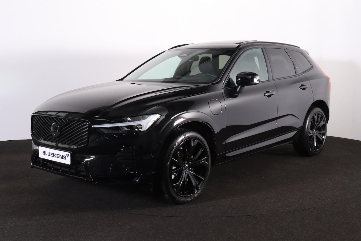 Volvo XC60 - T6 Recharge AWD Plus Black Edition - Panorama/schuifdak - IntelliSafe Assist & Surround - - AutoWereld.nl