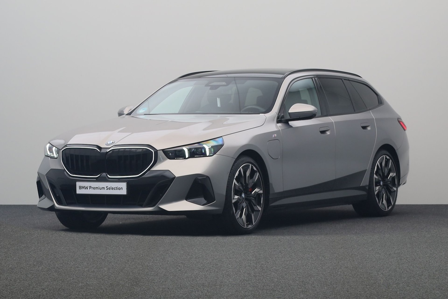 BMW 5-serie Touring - 550e xDrive | M Sportpakket Pro | Stuurwielrand verwarmd | Trekhaak met elektrisch wegklap - AutoWereld.nl
