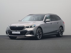 BMW 5-serie Touring - 550e xDrive | M Sportpakket Pro | Stuurwielrand verwarmd | Trekhaak met elektrisch wegklap