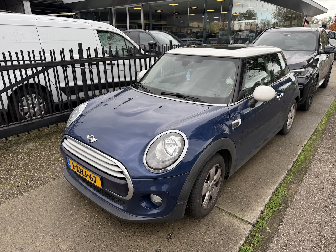 MINI 3-Deurs - 1.5 Cooper Business Automaat ** Panodak ** Bluetooth ** Keyless - AutoWereld.nl