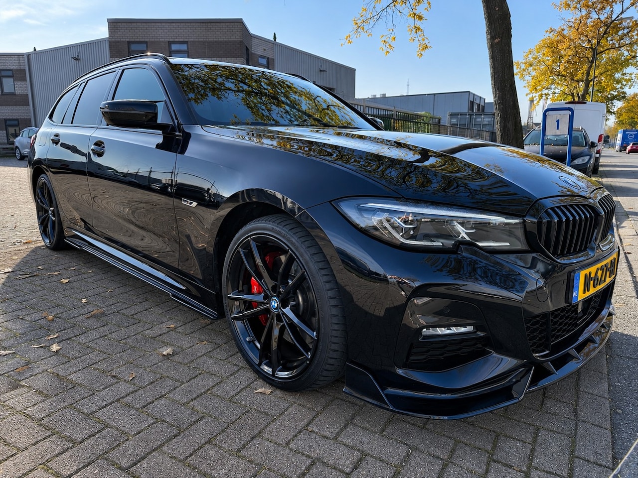 BMW 3-serie Touring - 330e Business M Edition Sport SOH 88,4% Airco/ECC,Navi,Camera,HUD,Panoramadak,Leder - AutoWereld.nl
