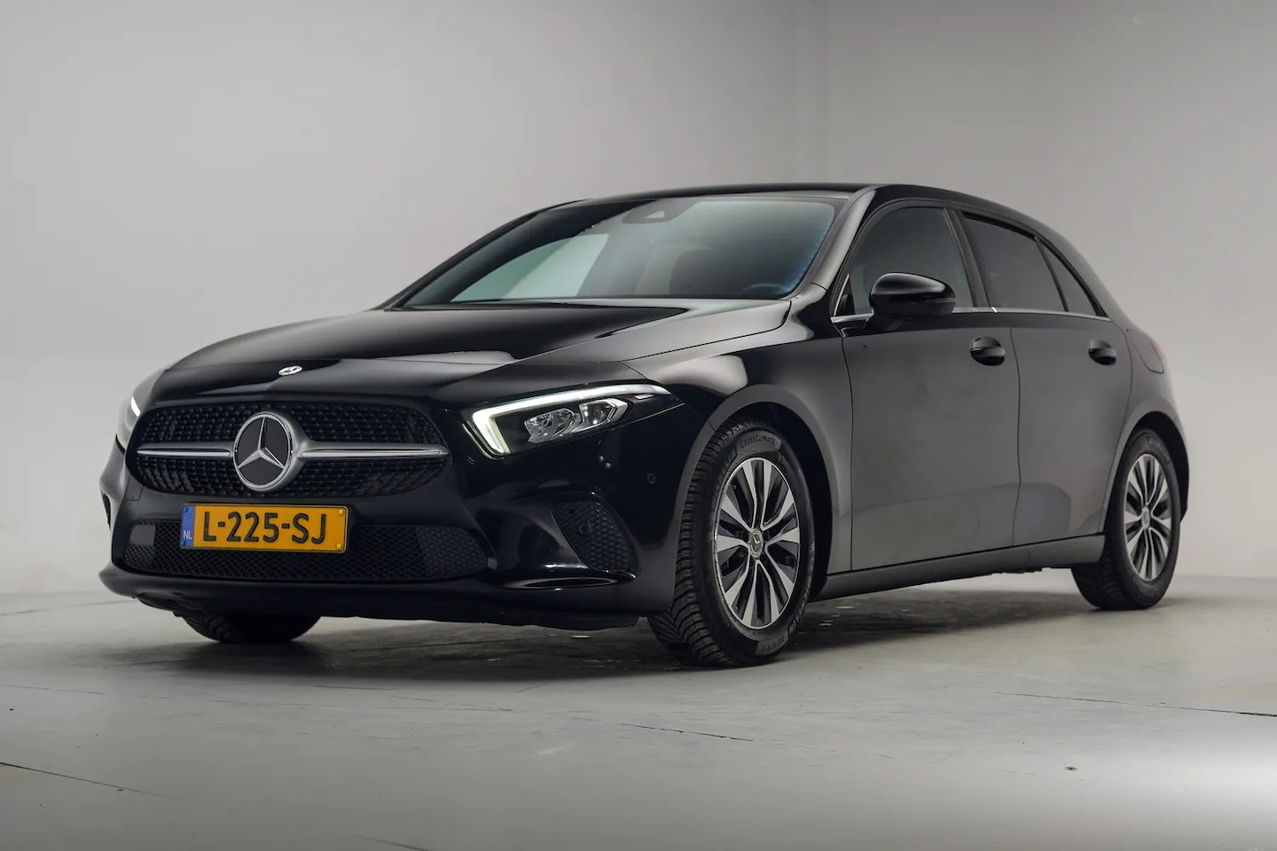 Mercedes-Benz A-klasse - 180 Luxury Aut. [ LED Widescreen Half-leder Stoelverwarming ] - AutoWereld.nl