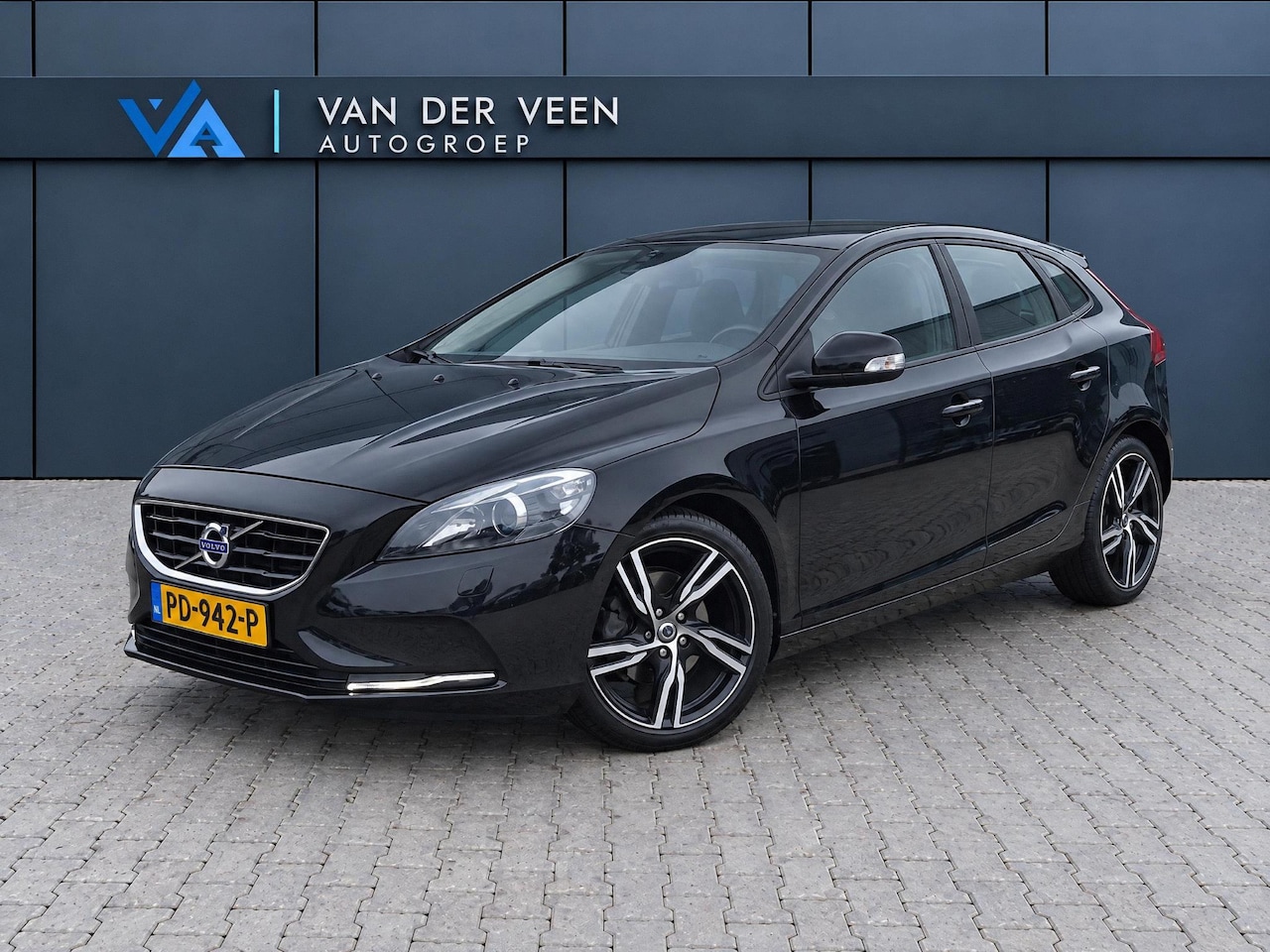 Volvo V40 - 1.6 T2 Momentum | Cruise control | Stoelverwarming | Trekhaak | Climate control | Parkeers - AutoWereld.nl