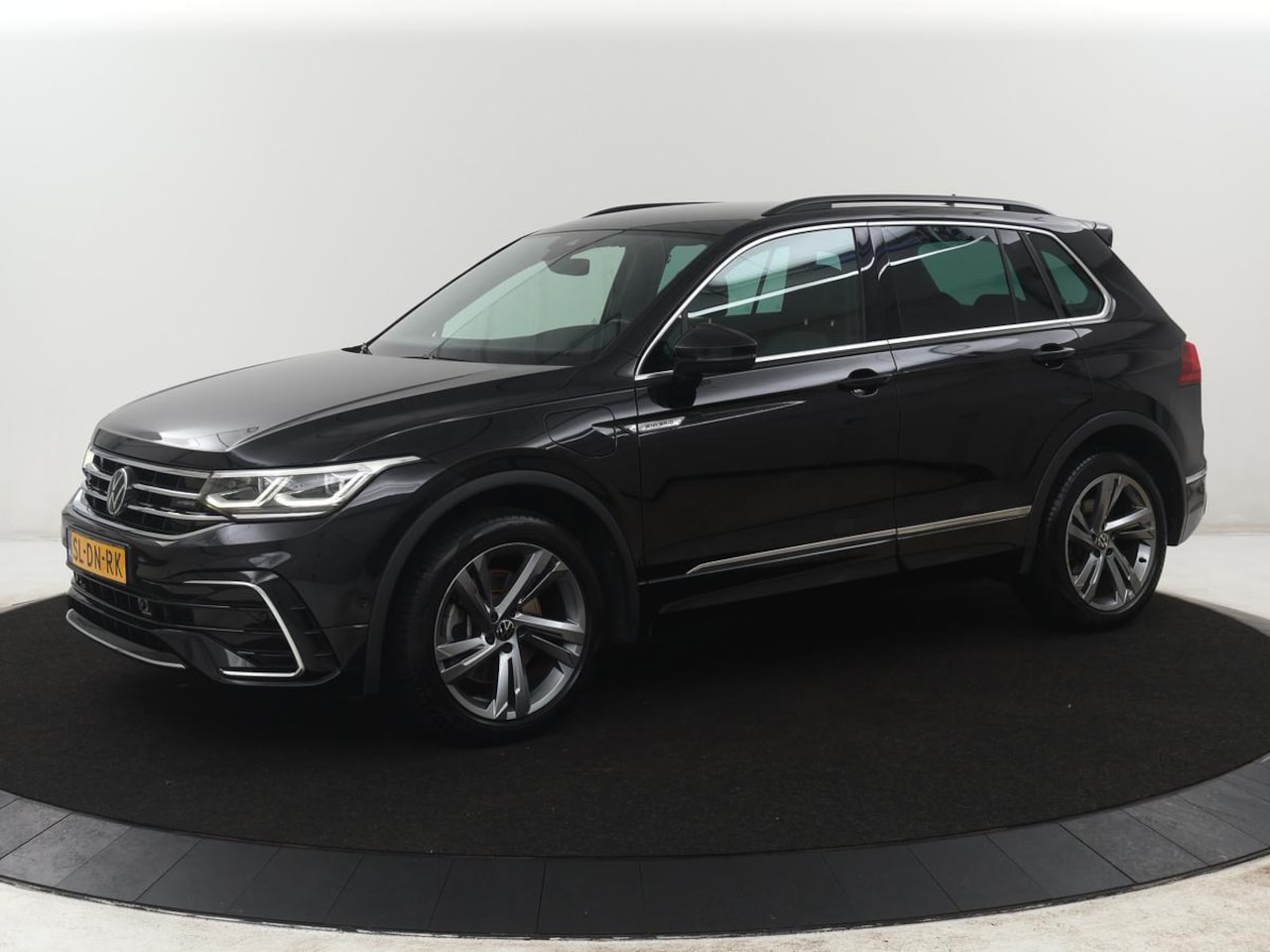 Volkswagen Tiguan - 1.4 TSI eHybrid R-Line Business+ | SOH 94,3% | Half leder | Adaptive cruise | Camera | Par - AutoWereld.nl