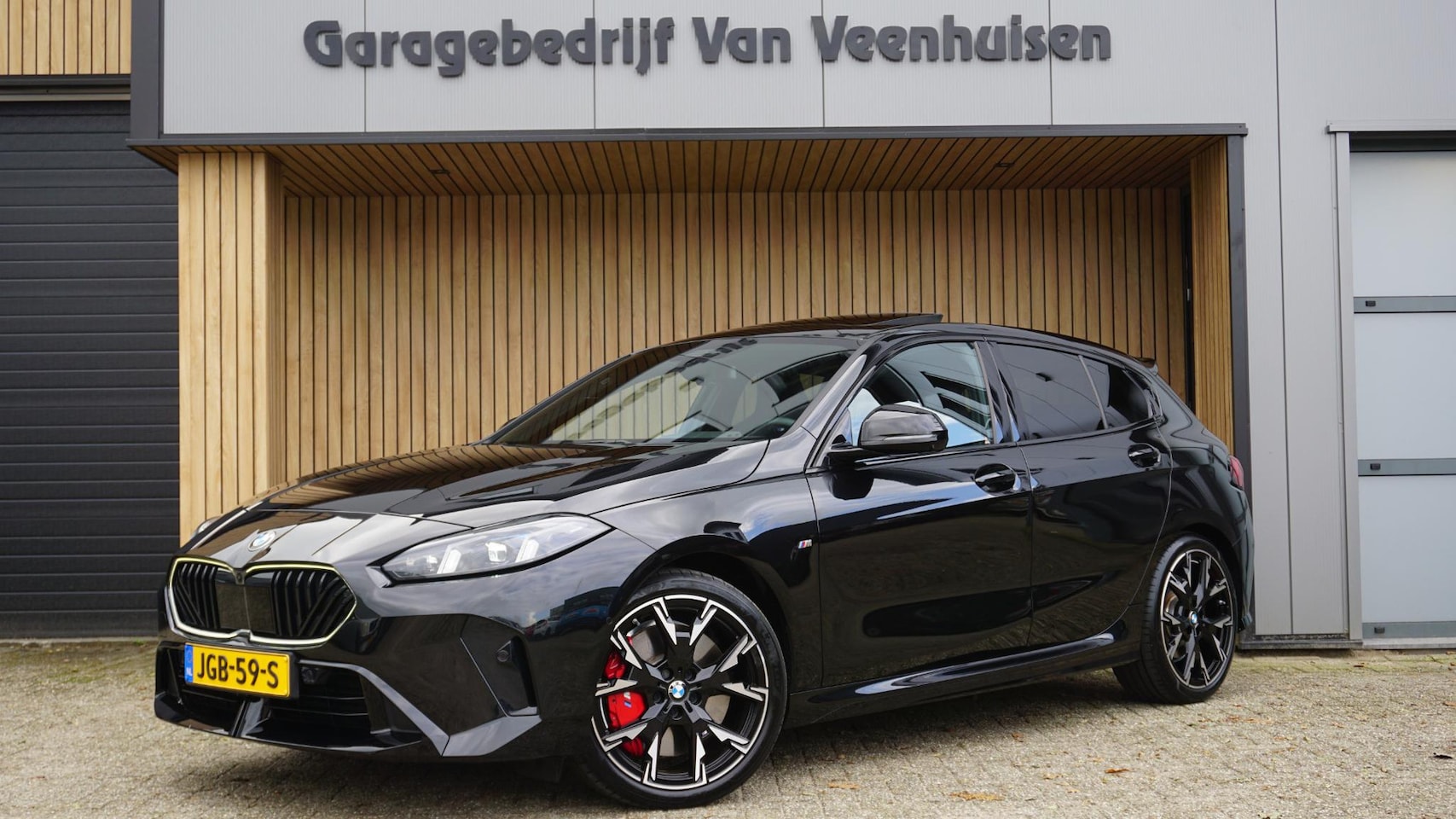 BMW 1-serie - 123 218pk xDrive Pano.Dak M-Performance Schaalstoelen H&K 360-View HUD 19inch LM LED Wides - AutoWereld.nl
