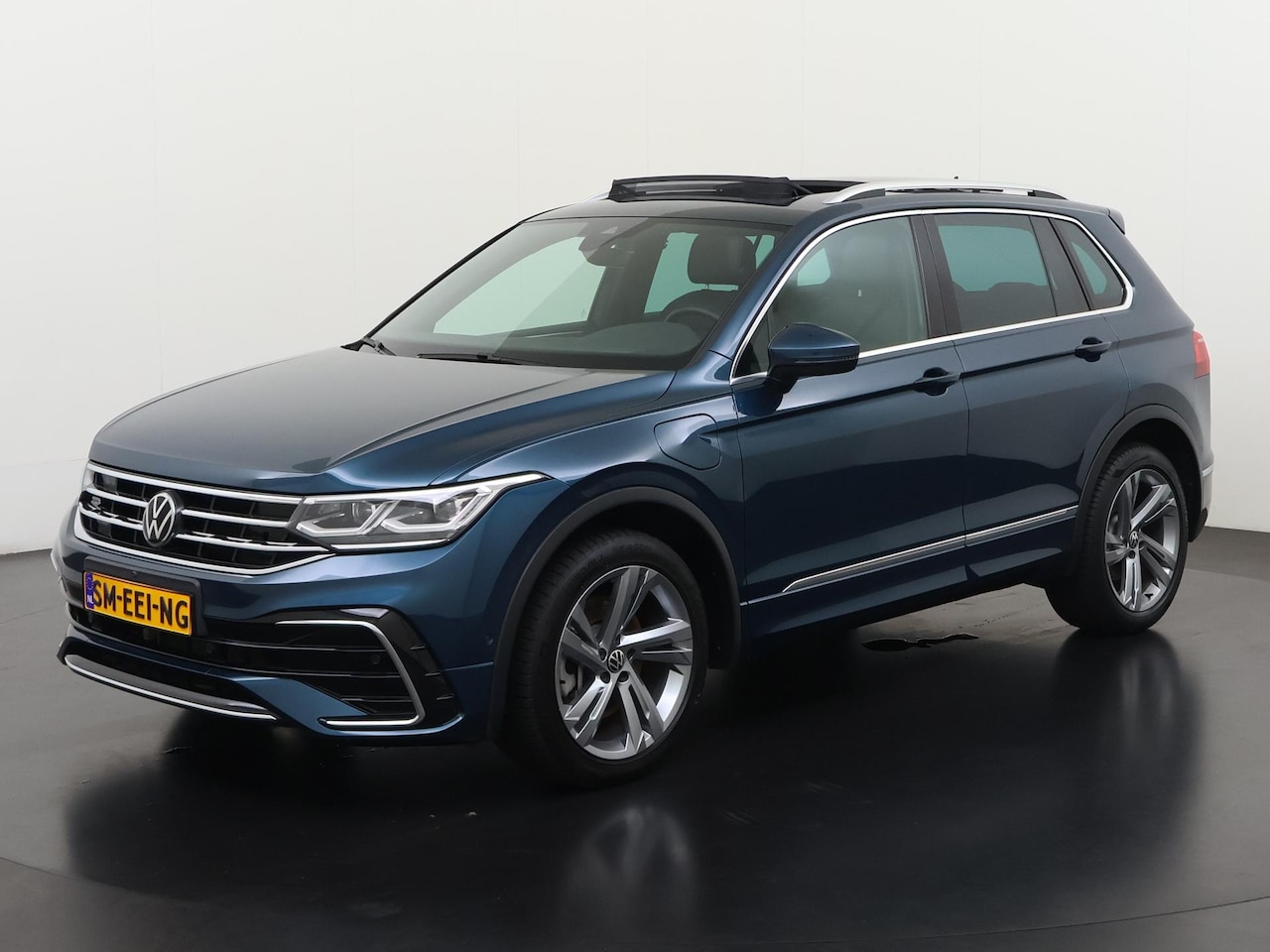 Volkswagen Tiguan - 1.4 TSI eHybrid R-Line | Panoramadak | Trekhaak | Leder | 360 Camera | Zondag Open! - AutoWereld.nl