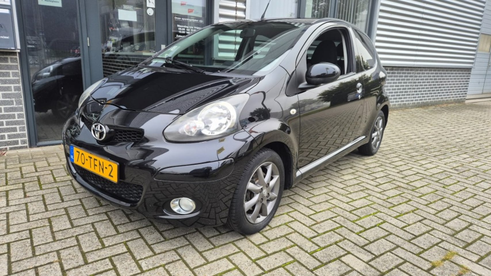 Toyota Aygo - 1.0 12V Dynamic Navigator Sport Airco El ramen Centr afs NAP - AutoWereld.nl